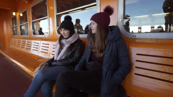 Due ragazze viaggiano sul traghetto Staten Island in una giornata di sole — Video Stock