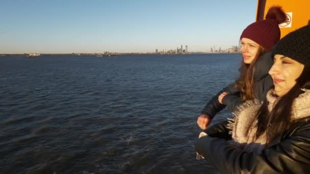 Dos mujeres jóvenes en un ferry en Nueva York — Vídeos de Stock