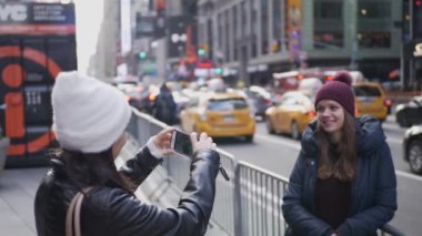 İki arkadaş New York'a onların tatil yolculuk keyfini çıkarın.