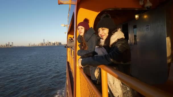 Dos chicas montan en el ferry de Staten Island en un día soleado — Vídeo de stock