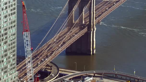 Utcai forgalom, a Brooklyn-híd New York-i légifelvételek — Stock videók