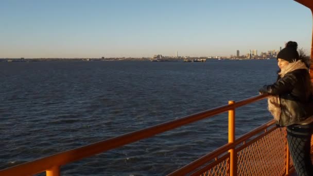 Paseo en ferry por el río Hudson en Nueva York en un hermoso día soleado — Vídeo de stock