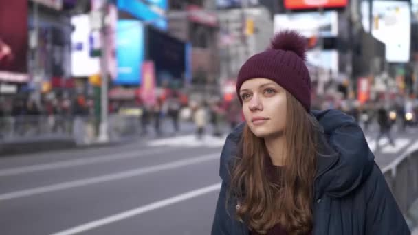 Joven mujer hermosa en las calles de Nueva York para hacer turismo — Vídeo de stock
