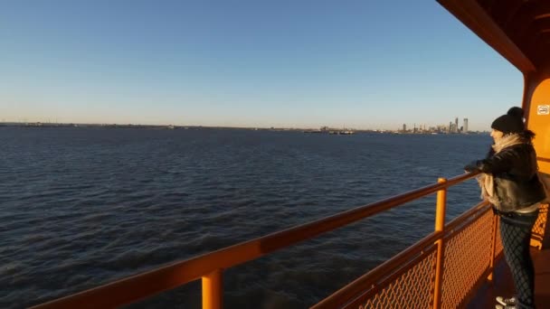 Jeune et belle femme sur un ferry à New York — Video