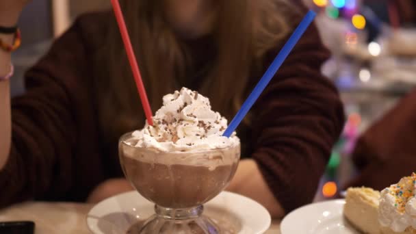 क्रीम के साथ गर्म चॉकलेट का एक बड़ा कप पीना — स्टॉक वीडियो