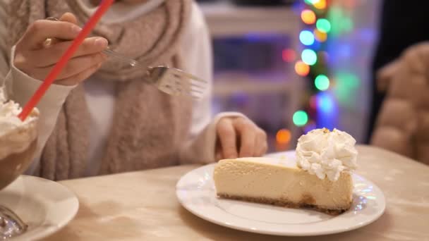 De beroemde New York stijl cheesecake — Stockvideo