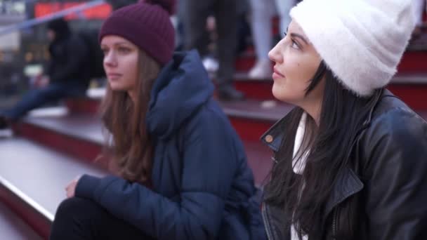 Two girls sit on famous Father Duffy steps at Times Square New York — Stock Video