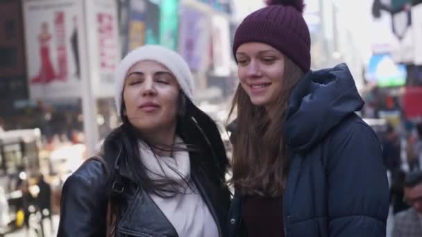 纽约时代广场的两个观光朋友 — 图库视频影像