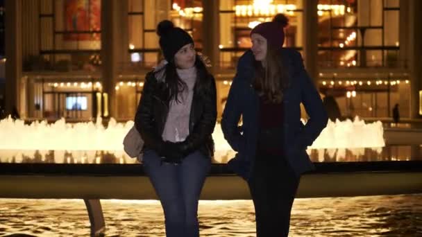 Due ragazze passano una notte fantastica a New York seduti in una fontana — Video Stock