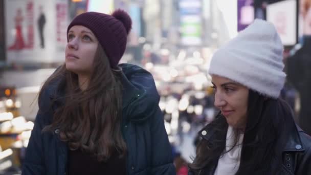 Dwóch Przyjaciół Times Square Nowym Jorku Zwiedzania Fotografia Podróżnicza — Wideo stockowe