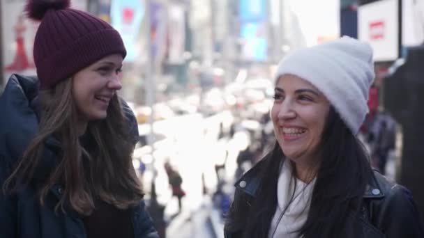 Двоє друзів готелю New York Times Square для огляду визначних пам'яток — стокове відео