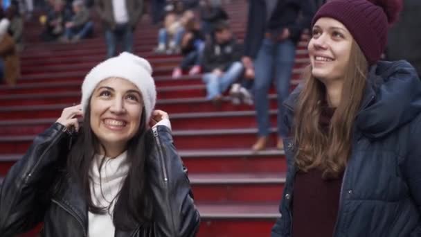 Młode dziewczyny w Nowym Jorku odwiedź Times Square — Wideo stockowe