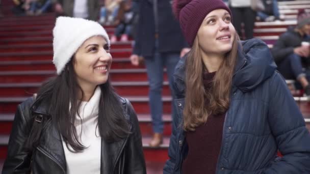 Jonge meisjes in de New York bezoek Times Square — Stockvideo