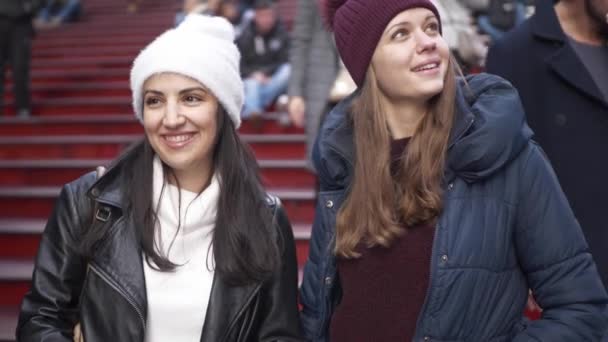 Young girls in New York visit Times Square — Stock Video