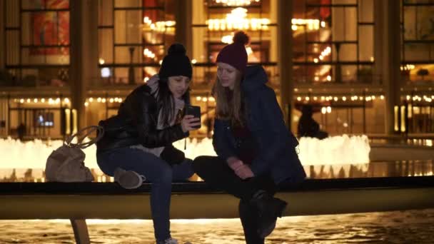 Самые красивые места в Манхэттене фонтан в Линкольн-центре — стоковое видео