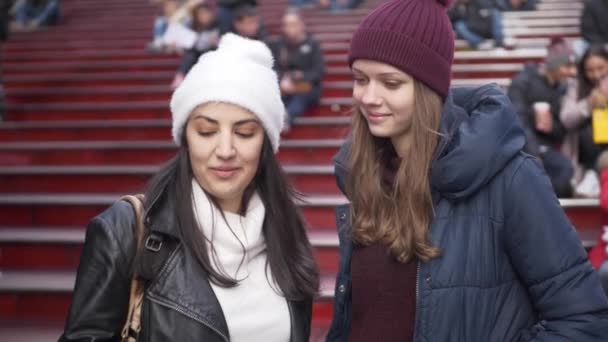 纽约的年轻女孩参观时代广场 — 图库视频影像