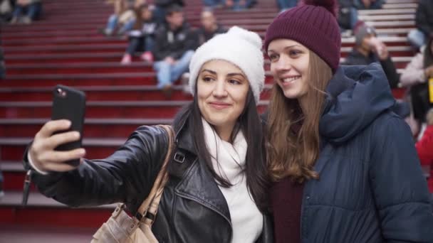 Chicas jóvenes en Nueva York visitan Times Square — Vídeos de Stock