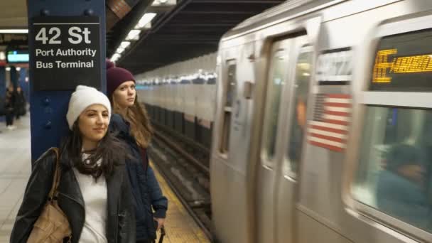 Două fete din New York așteaptă metroul — Videoclip de stoc