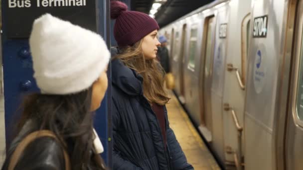 Två tjejer i New York vänta på tunnelbanan — Stockvideo