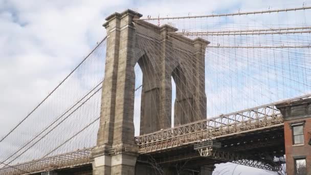 Famoso puente de Brooklyn en la ciudad de Nueva York — Vídeo de stock