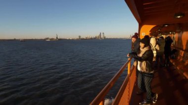 İki kız Staten Island Feribotu güneşli bir günde binmek