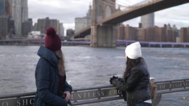 Hudson Nehri, New York'a bir gezi turuna iki kız