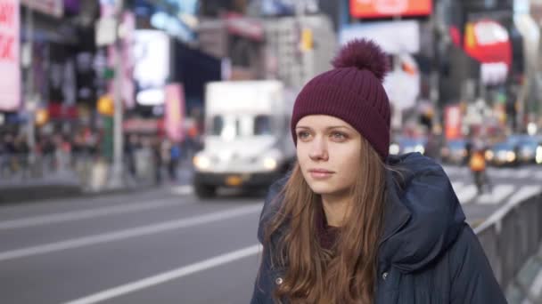 Junge schöne Frau in den Straßen von New York zum Sightseeing — Stockvideo