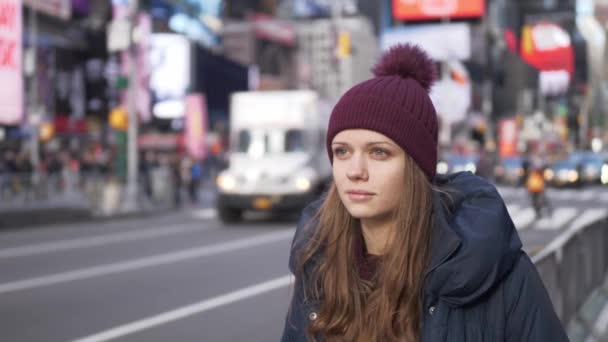 Joven mujer hermosa en las calles de Nueva York para hacer turismo — Vídeos de Stock