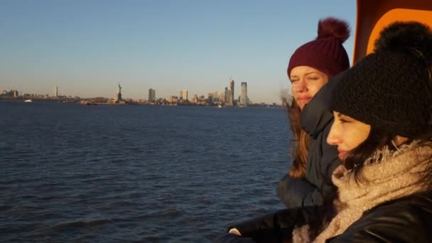 Поездка на пароме через реку Гудзон в Нью-Йорке в прекрасный солнечный день — стоковое видео