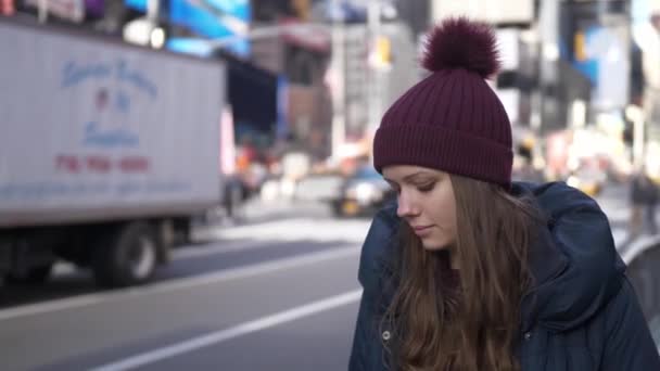Молодая красивая женщина на улицах Нью-Йорка для осмотра достопримечательностей — стоковое видео
