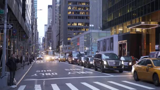 Street Canyon i avenyerna i New York — Stockvideo