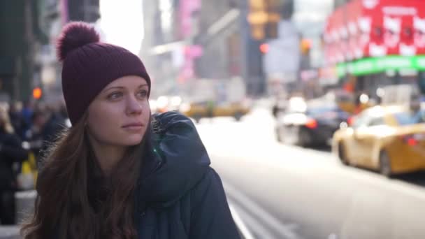 Giovane bella donna per le strade di New York per visitare la città — Video Stock