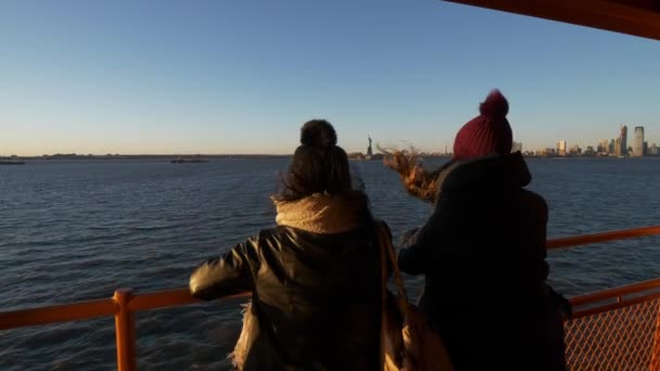 Duas garotas montam o Staten Island Ferry em um dia ensolarado — Vídeo de Stock