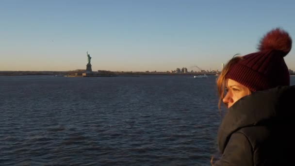 Genç ve güzel kadın New York'ta bir feribot — Stok video