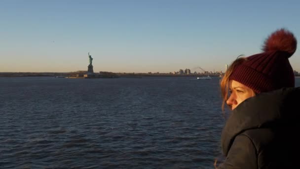 Mujer joven y hermosa en un ferry en Nueva York — Vídeos de Stock