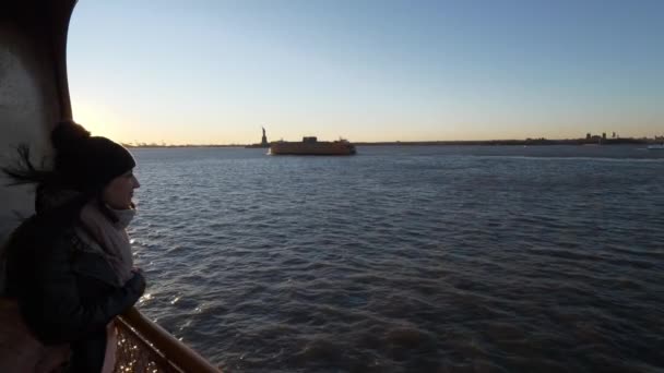 Їзда на поромі над річкою Гудзон в Нью-Йорку на заході сонця — стокове відео