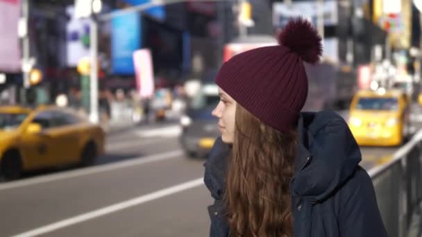 Joven mujer hermosa en las calles de Nueva York para hacer turismo — Vídeo de stock