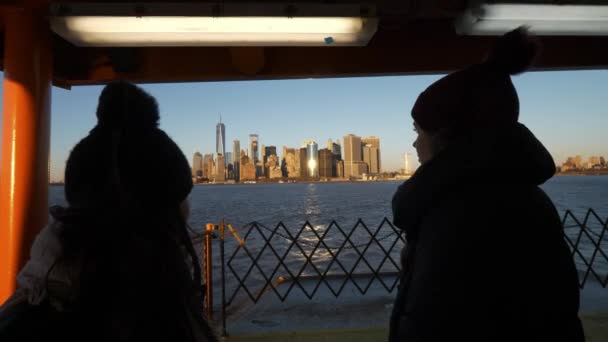 Дві Дівчини Їздити Стейтен Айленді Пором Сонячний День Фотографія Подорожі — стокове відео