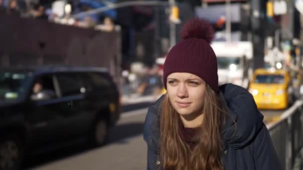 Joven mujer hermosa en las calles de Nueva York para hacer turismo — Vídeos de Stock