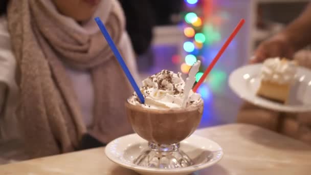 Ζεστή σοκολάτα με κρέμα γάλακτος και το cheesecake ύφους της Νέας Υόρκης — Αρχείο Βίντεο