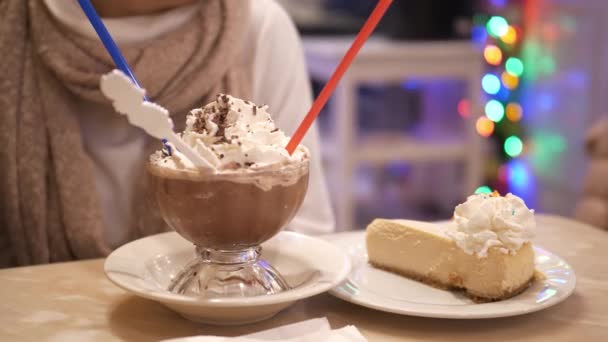 Heiße Schokolade mit Sahne und New Yorker Käsekuchen — Stockvideo