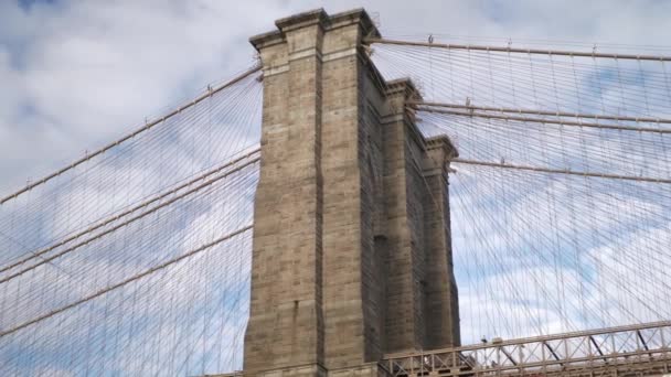 Известный Бруклинский мост в Нью-Йорке — стоковое видео