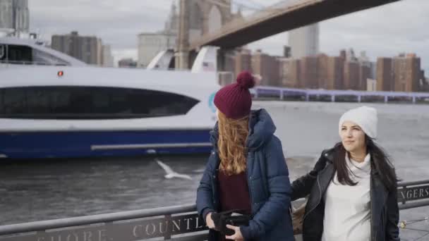 Två tjejer på en sightseeingtur till New York City på Hudsonfloden — Stockvideo