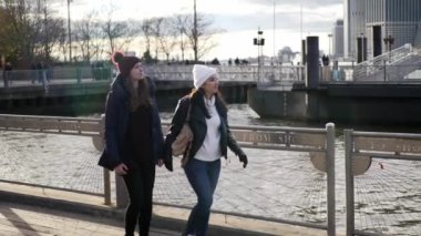 New York'ta iki arkadaş yürüyüşe Brooklyn köprüsünde