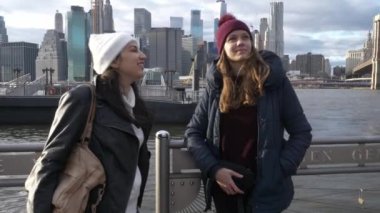 New York'ta iki kız tadını onların turistik gezi