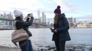 İki arkadaş New York'a gezi için seyahat.