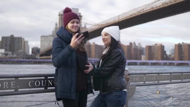 Two girls on a sightseeing tour to New York City at Hudson River — Stock Video