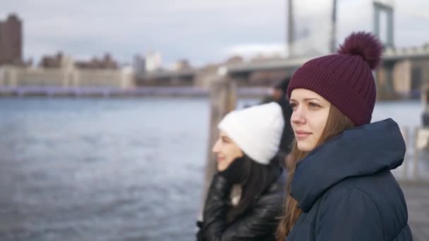 Two girls on a sightseeing tour to New York City at Hudson River — Stock Video