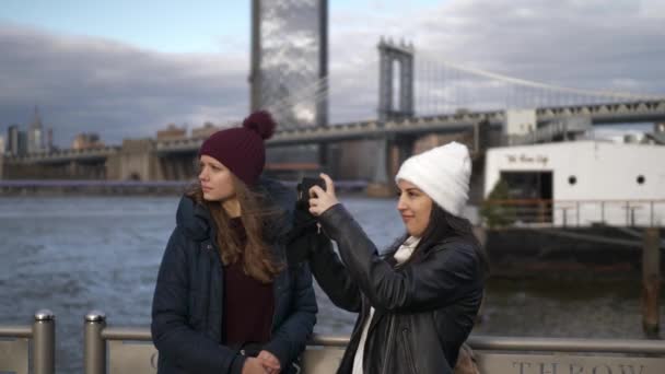 Двое друзей едут в Нью-Йорк на экскурсию по Бруклинскому мосту — стоковое видео