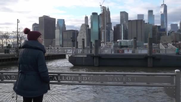 Due ragazze a New York camminano lungo il tipico skyline — Video Stock